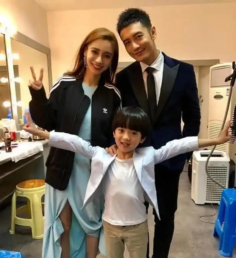 阳光帅气的小海绵遗传了他爸爸妈妈的好基因.