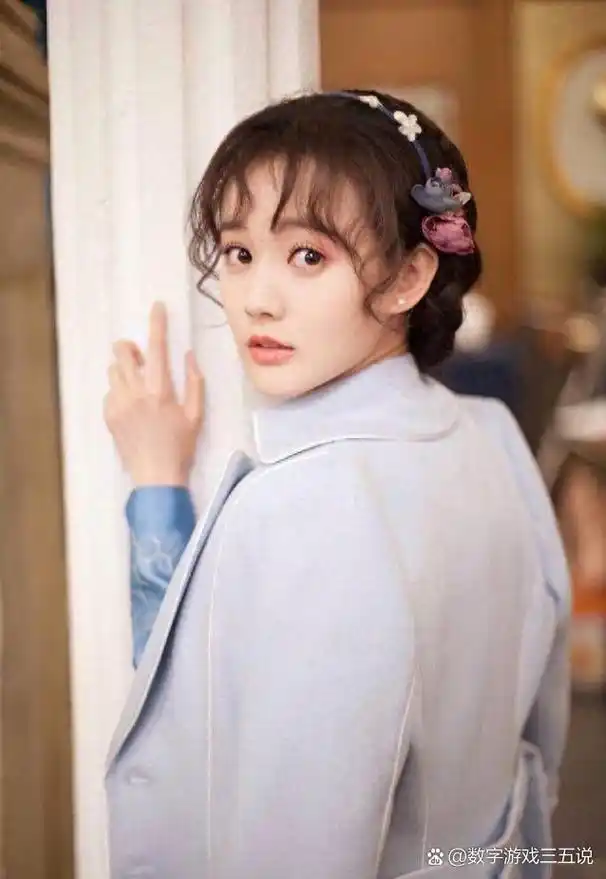 李一桐:身高不高但腿很长 李一桐又和闺蜜去迪士尼了,她的身高再次