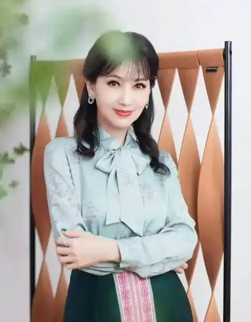 71岁赵雅芝晒美照引发质疑,20级美颜,一辈子喜欢装嫩!
