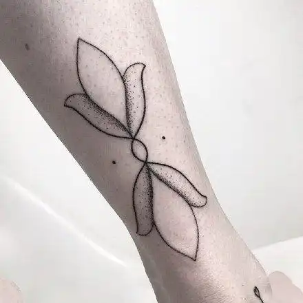 超简约的一组线条组成的简单纹身图片