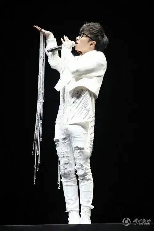 求一些华晨宇的照片