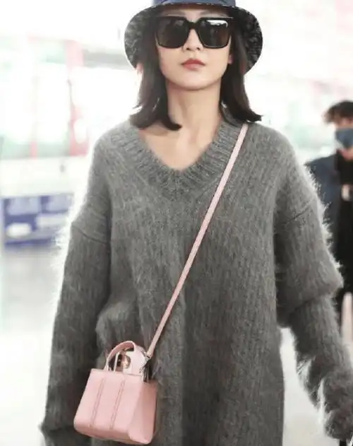 3月初,王鸥回归大众视野,她现身机场看起来有些憔悴,步伐匆匆并未做过