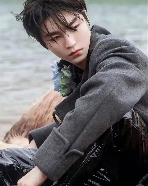 王俊凯疑似恋情曝光,与初恋女友酒店密会,粉丝:集体失恋中_顶流_女孩