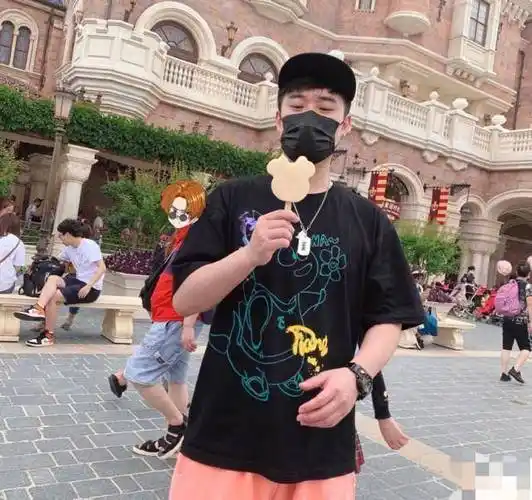 穿小黄裙逛游乐场,嘴唇鼻子神似陈赫_安姐_鹿晗跳