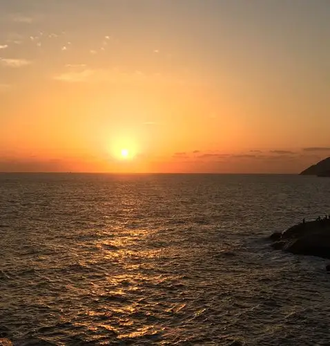 太阳突然冒了出来,接着冉冉升起.