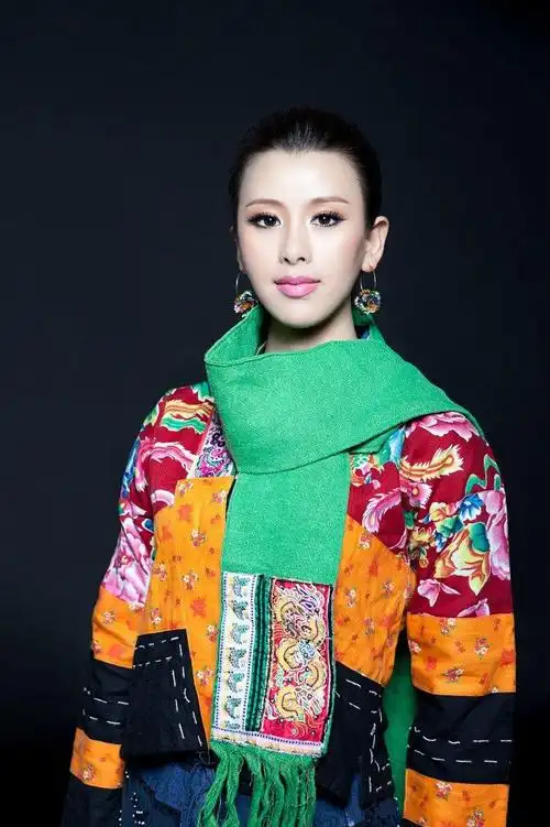 p data-id="gnwxjy7fnt">王雅洁,女,空政文工团优秀青年歌手,出生于