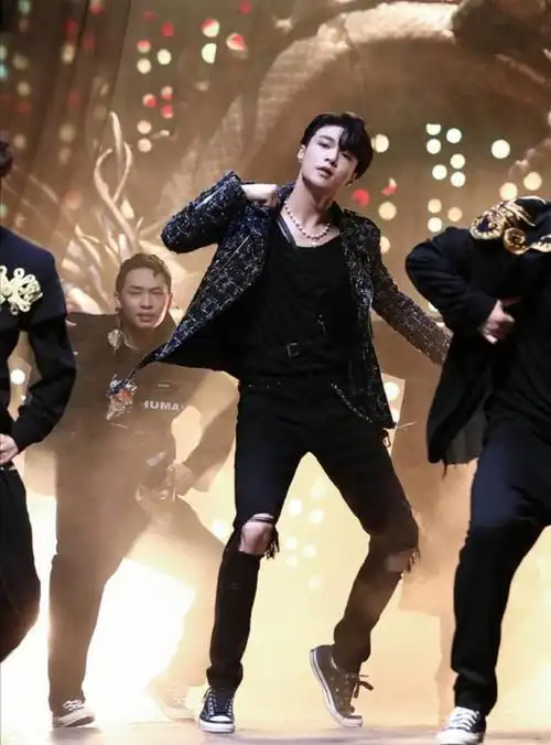 张艺兴街舞技能很赞造型帅气满分他这些穿搭潮流感十足