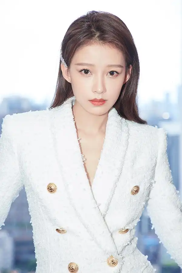 孙怡白色西装亮相活动 光影流转间彰显时尚态度