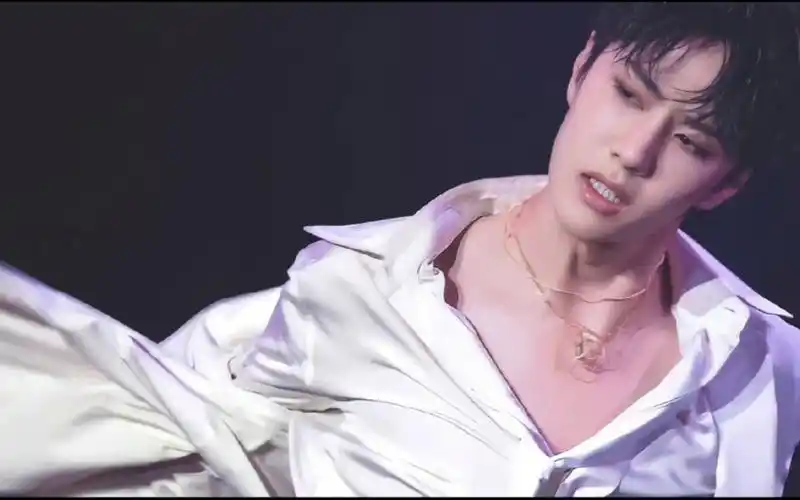 【王一博reaction】粉丝给路人朋友安利《散落的华服》多版本_哔哩