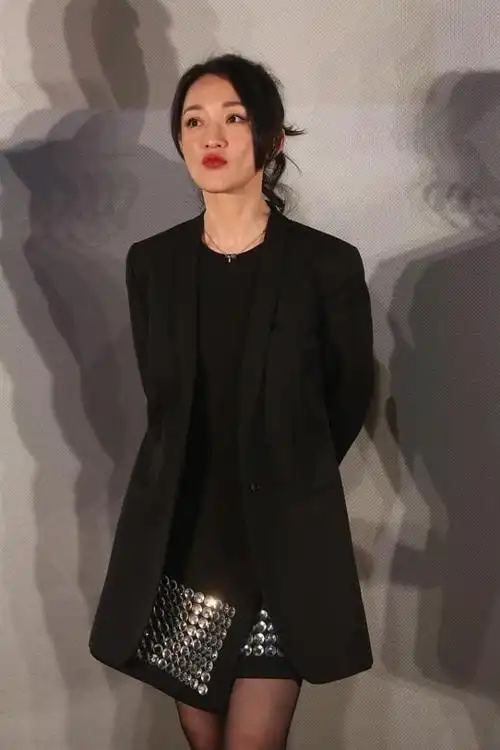 周迅穿西装好帅气啊,和窦靖童陈建斌同框也不输阵,气场真强