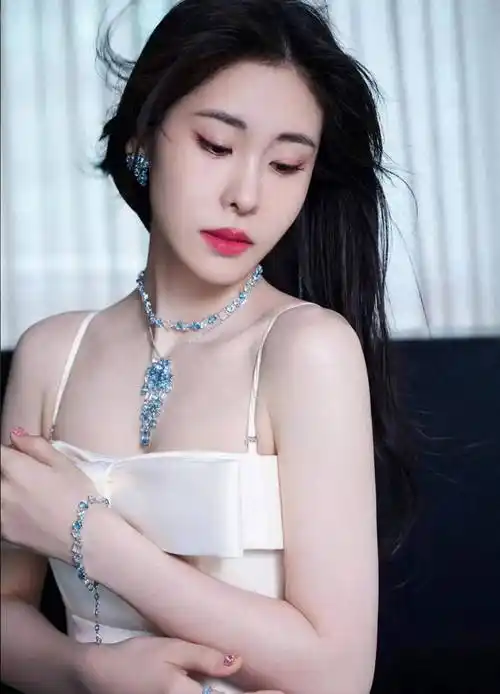 这组写真的精彩,因张碧晨的美貌和个性再次吸引了网友的关注和赞赏.