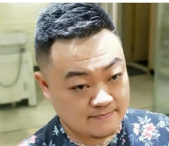 飞机头风格的男生大脸发型,脸大的男生时尚也很修脸,这样的大脸男生