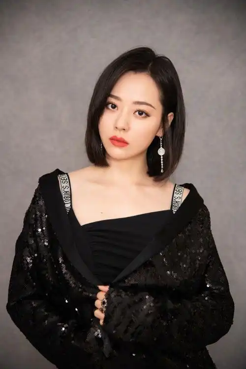 也找到了属于自己的美丽,无论是舞台之上,还是平时生活中,张靓颖越发