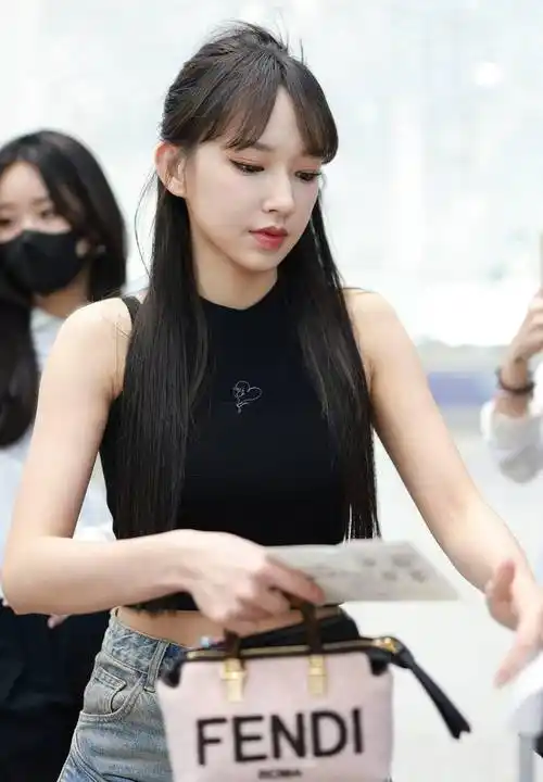 程潇身穿白色抹胸晚礼服 肤若凝脂温柔大气_外表_活动_魅力