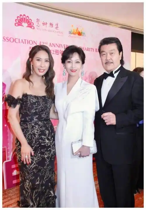 赵雅芝70岁与老公合影曝光,网友调侃像父女,男方身份众所瞩目.