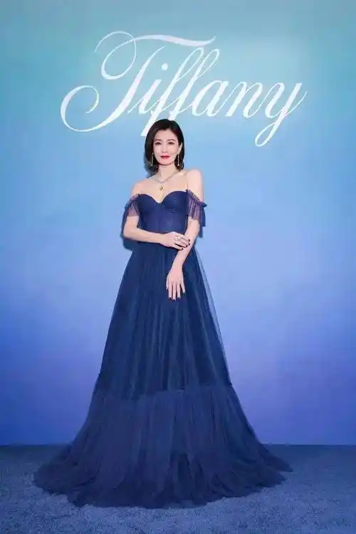 原创贾静雯身穿蓝色抹胸长裙大秀事业线冰肌玉骨太性感火辣