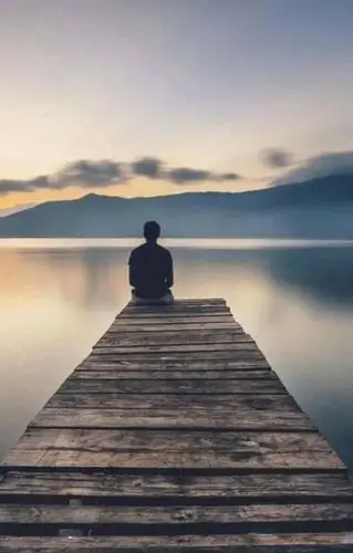 小雨淋湿了回忆 那是你离开时的背影 也是打在我脸上的 那一个个冰冷