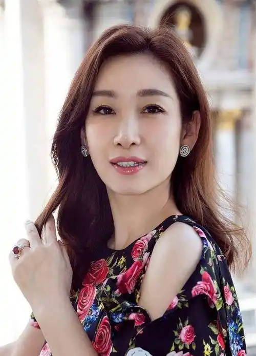 秦海璐最新大片,清新短发演绎各种风格,尽显娴静优雅_黑色_女性_造型