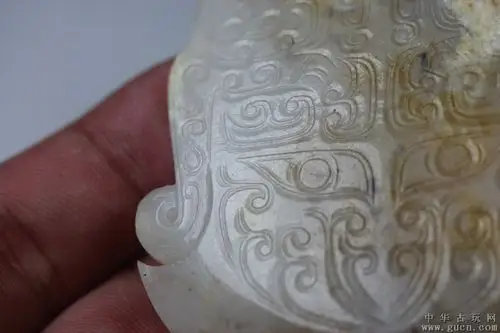 商周凝脂玉籽料三色沁龙纹佩极致完美品相古玉高古玉油润包浆包老