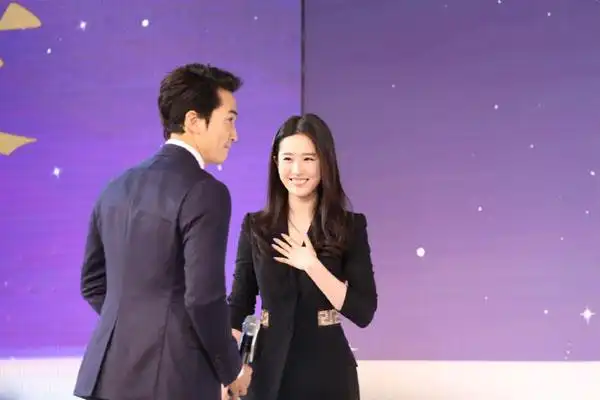 《第三种爱情》举行发布会 宋承宪刘亦菲甜蜜互动