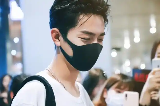 肖战名场面之机场大背头一秒沦陷#肖战#  可狼可奶 气质这一块拿捏亖