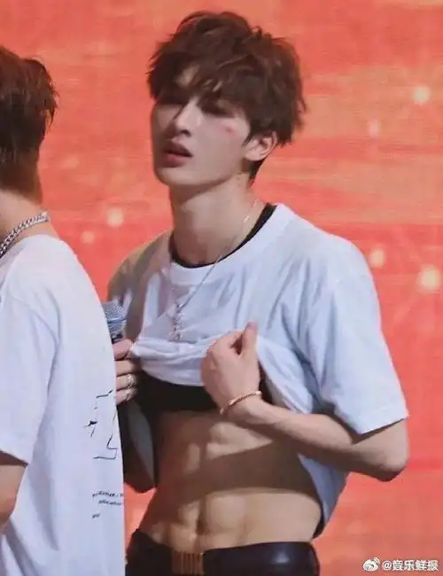 内娱男明星们的腹肌展示了他们对自己形象的自信