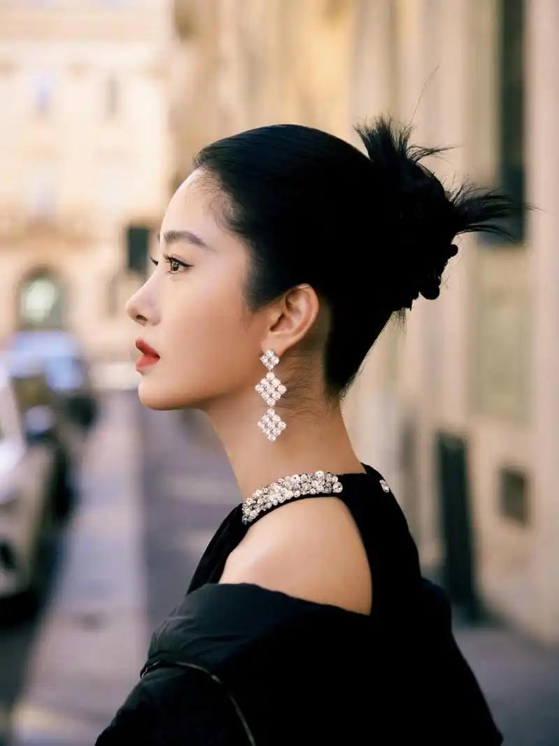 杨采钰米兰街拍大片:红唇黑裙,法式格调满满,明艳大气迷人.