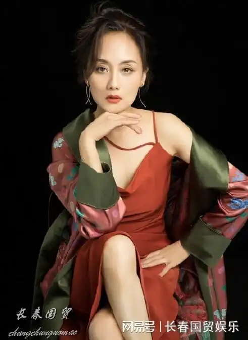 挂历女神李颖近照曝光55岁性感妩媚风韵犹存