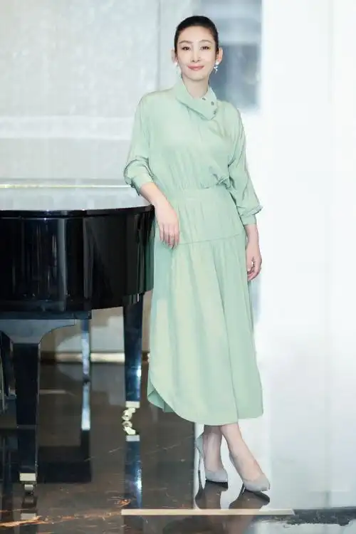 秦海璐登《创造营》舞台,紫色长裙配粉色西装,42岁也光彩动人