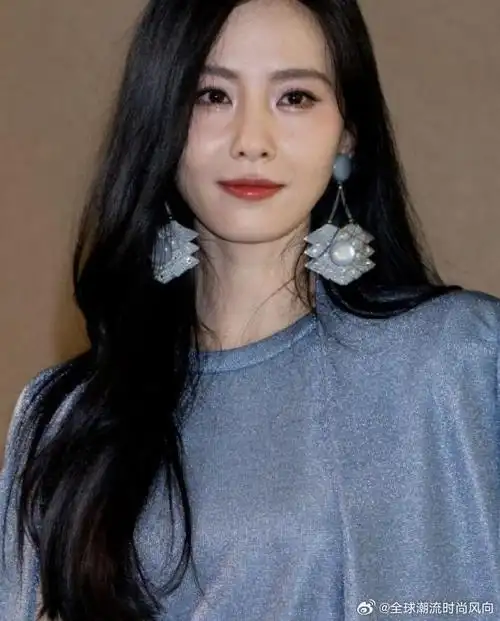 刘诗诗#近日,刘诗诗的一组水光妆照片在网络上热传,吸引了大量粉丝的