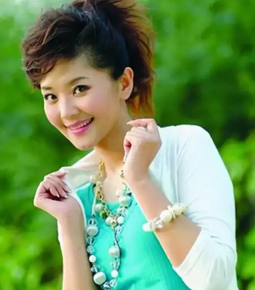 回顾主播方琼央视工作15年闪婚嫁给大8岁的领导如今过得怎样