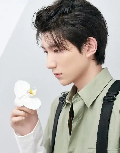 王源《madame figaro》开年刊 2019年1月刊[王源杂志半身图]1.