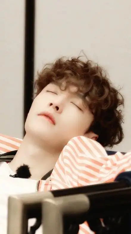 张艺兴卷发造型照片太帅气张艺兴卷发极限挑战是哪一期