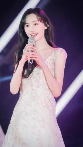 郑爽一家三口合体登北京台春晚,打扮喜庆状态良好