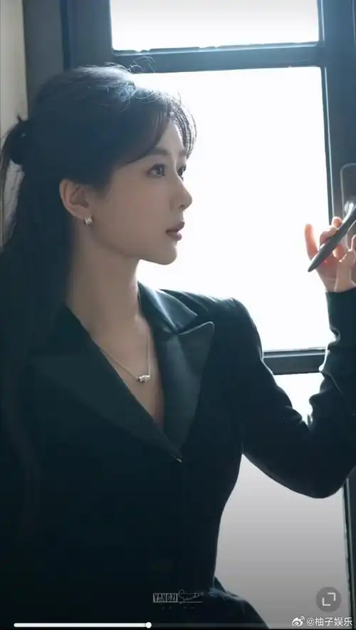 杨紫黑色丝绒西装