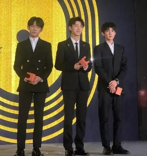 170王源看起来比173易烊千玺矮了10cm?生图告诉你真相