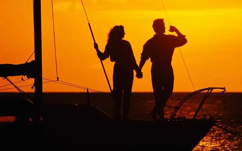 夕阳之下船上的情侣电脑桌面壁纸