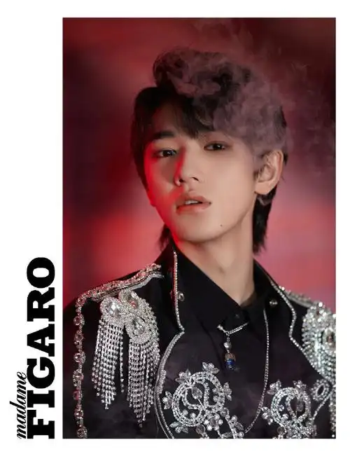 的流行成了近年男明星的时尚必选,发尾的留长则给整体发型打造层次感