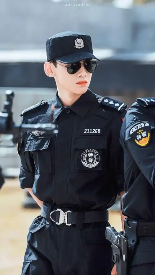 剧中由白敬亭饰演的邢队长警服造型引起广大观众的喜爱与热议,看剧中