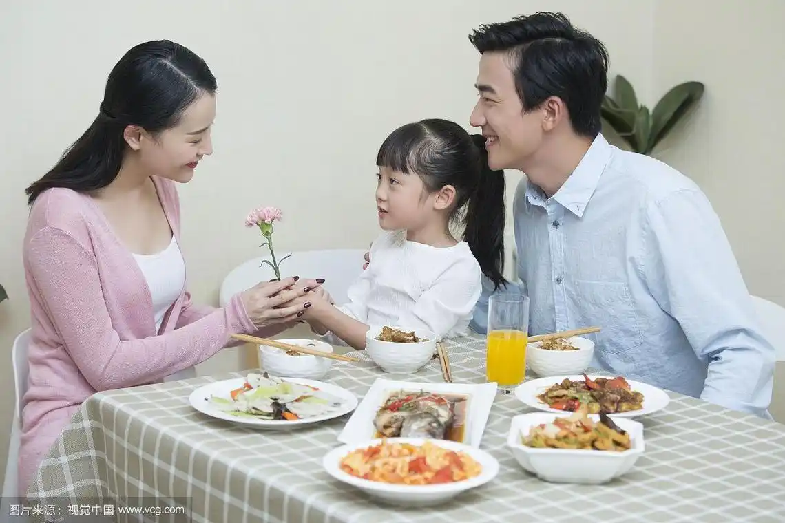 一家三口快乐的用餐