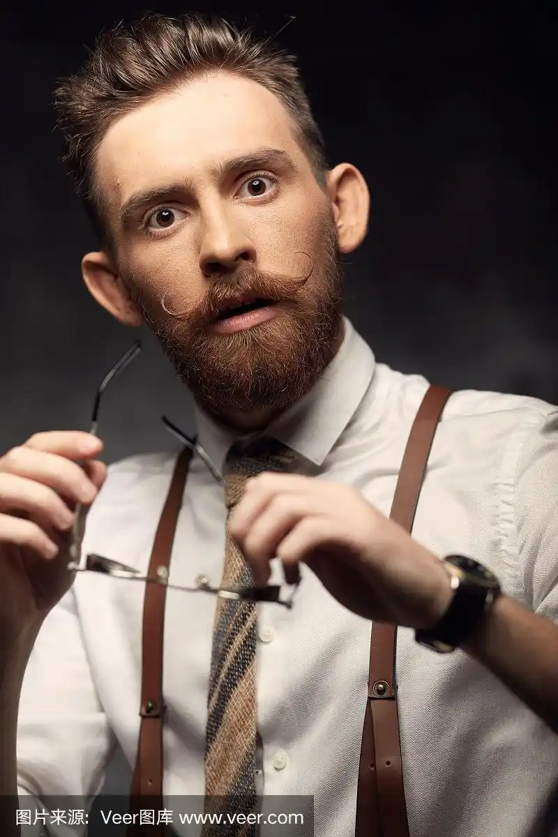留着小胡子的情绪化男人