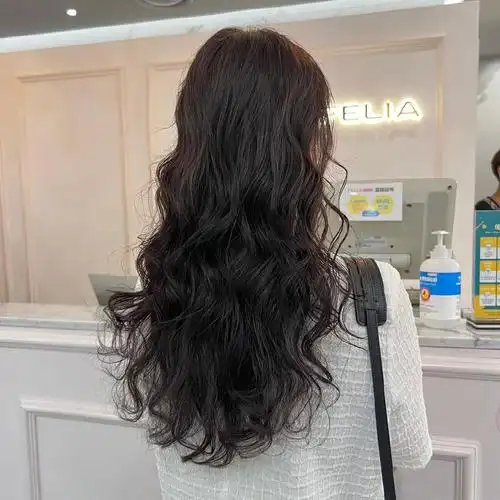 如果头发比较有弹性的话,可以试试大卷的满头烫,大卷的满头烫出来的