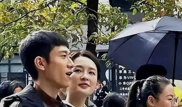 张一山和李沁的恋情曝光,甜蜜手牵手逛街_爱情_照片_魔法