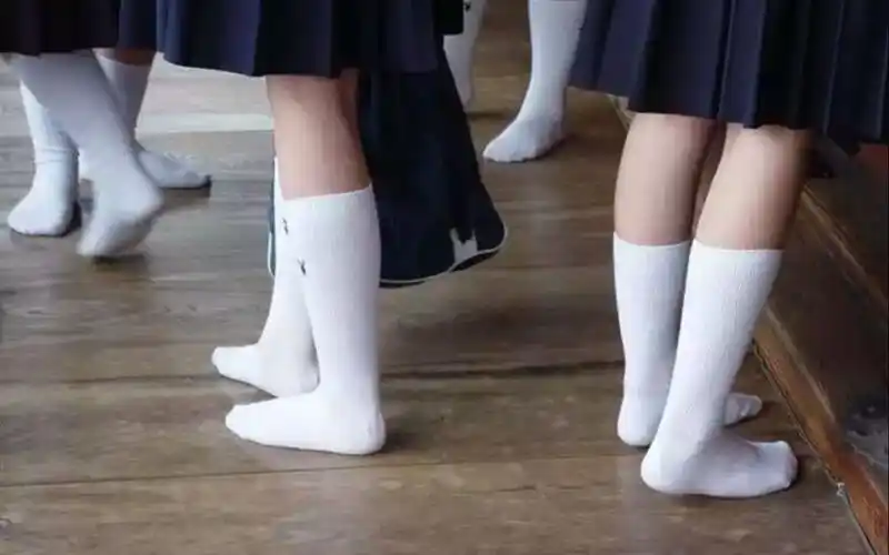 学生只能穿白色袜子以及内衣?
