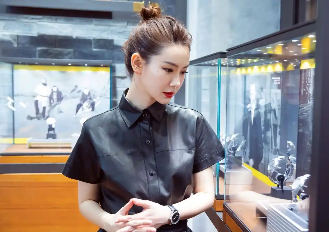 戚薇现身品牌活动,纯黑裙装优雅灵动,百褶裙搭配丸子头十分俏皮