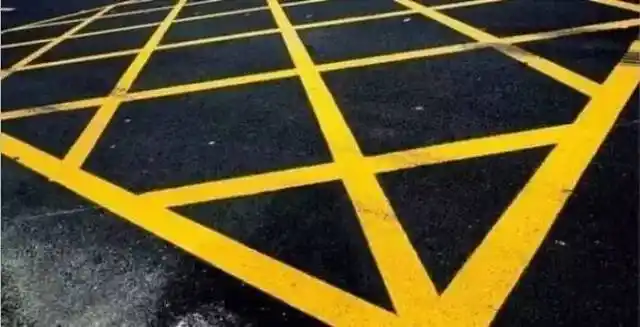 黄色网格线的正确名称为网状线,是一种地面交通指示标志,黄色方形边框