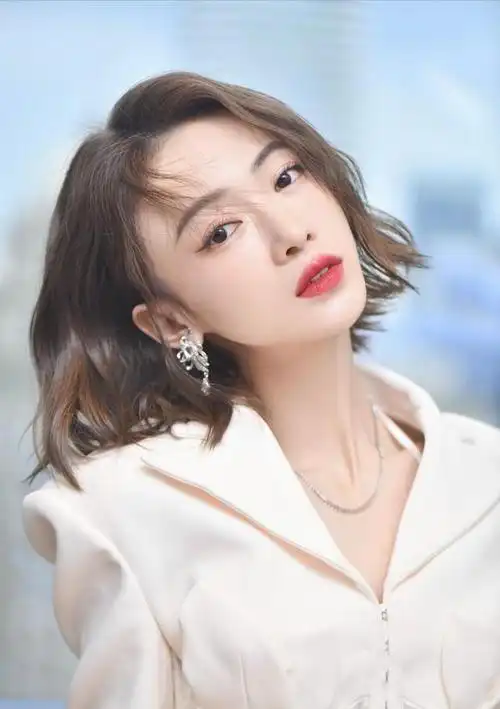 山清水秀,美人如画.端庄大方,怡然自得.最美"璎珞"吴谨言.