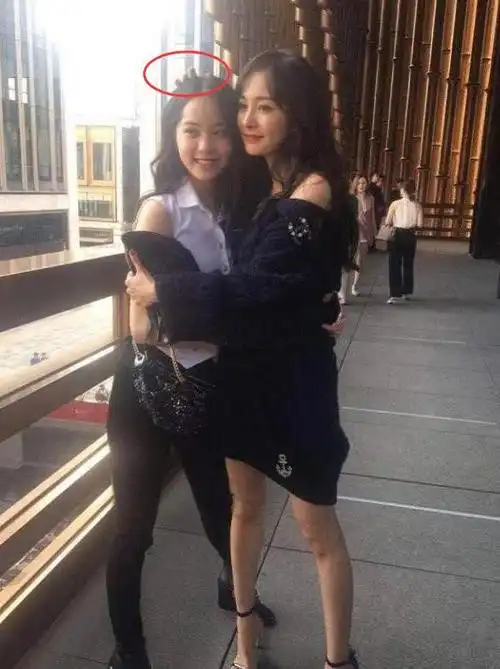 杨幂欧阳娜娜终于同框,有谁注意杨幂的手在哪?果然是当妈的人!