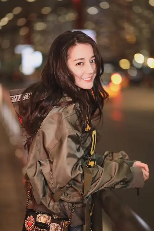 2018迪丽热巴北京飞米兰_高清图片大全-爱豆app