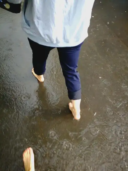 出门一场大暴雨,脱了鞋,赤着脚淌水走到了大门口.